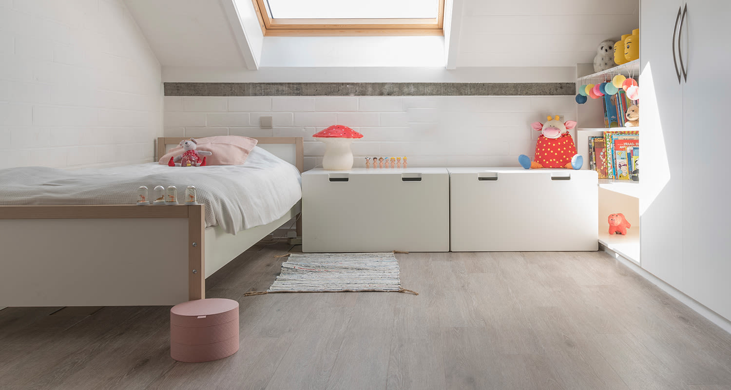 harmaabeige puukuvioinen vinyylilankku lastenhuoneessa