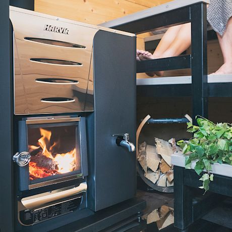 Harvian puukiuas loimottelee saunassa ja vihta odottaa saunojaa