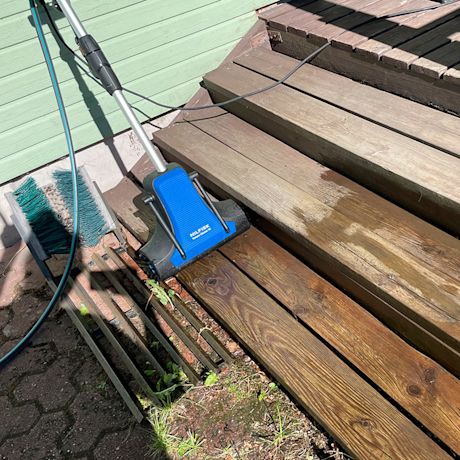 Testissä portaiden pesussa Nilfisk Cleaner TC50 -terassipesuri. Tuote K-Raudan valikoimista!