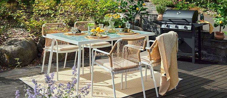 Kuvassa terassikalusteita ja grilli.