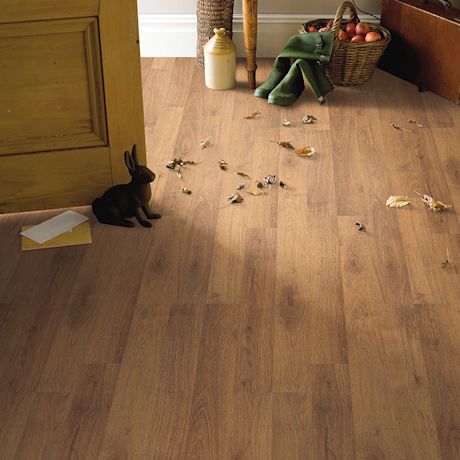 tammen väristä laminaattia eteisessä