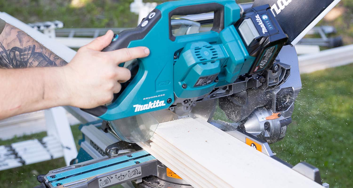 Ammattilainen testaa Makitan akkujiirisahaa sekä jiirisahajalustaa työkohteessa