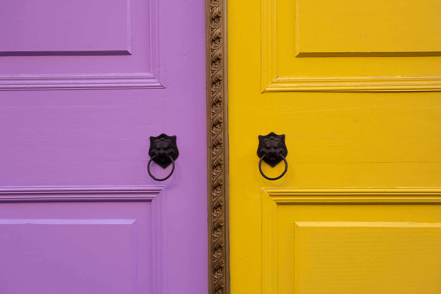 Maalatut ovet, lila ja keltainen
