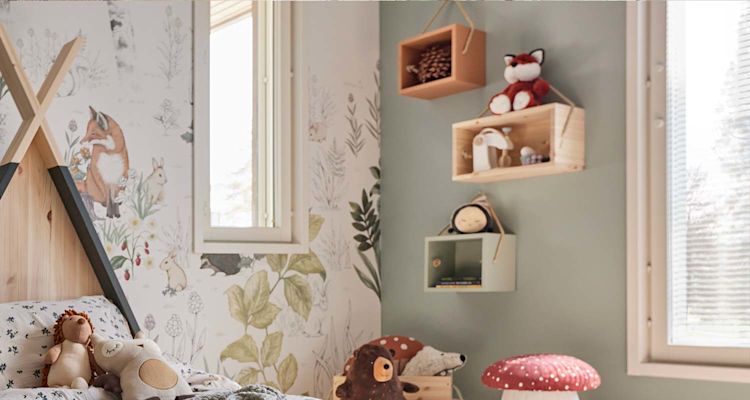 Lastenhuone, jossa valkoinen kasvitapetti, tipi-sänky, hyllyssä pehmoleluja ja punapilkullinen tyyny.