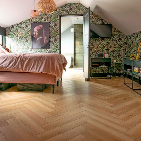 Cello Puzzle -vinyylilankku makuuhuoneen lattiassa kalanruotoladonnalla, myynnissä K-Raudassa