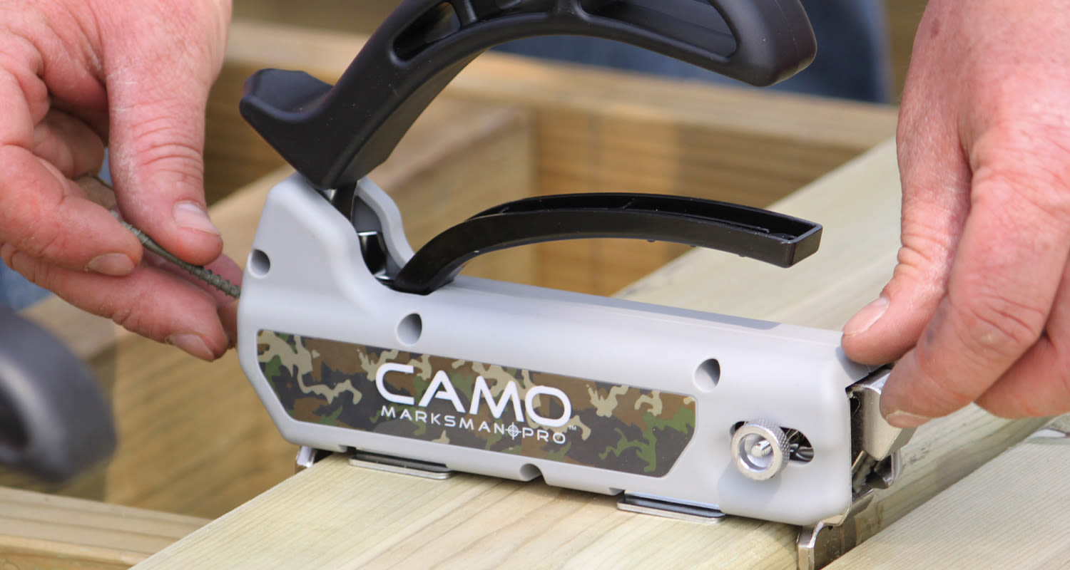 Harmaa CAMO Marksman Pro -pihti ja kädet ruuvaamassa vaaleaa puulautaa