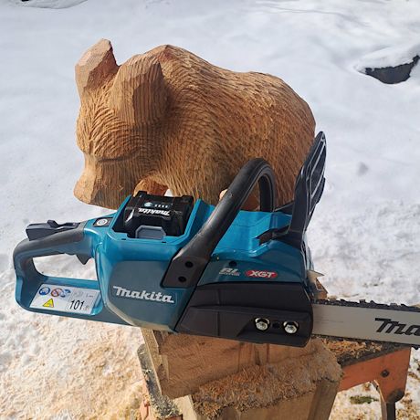 Juha Käkelä, moottorisahataiteilija testasi akkuketjusaha Makita UC025GT101 XGT:n sekä turvakengät Sievi Alaska Thermo BTH XL S3. Makitan ja Sievin tuotteet K-Raudasta.