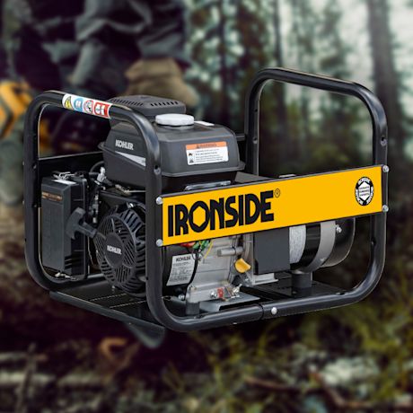 Kannettava mustakeltainen Ironside-generatori metsätaustalla, näkyvissä Kohler-moottori.