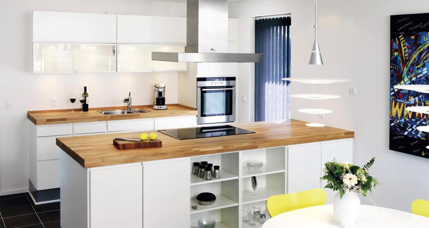 Moderni valkoinen keittiö puutasot, saareke induktioliedellä, keltaiset tuolit