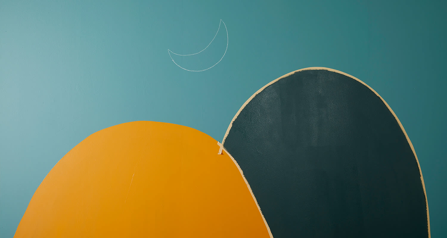 Turkoosilla taustalla oranssi ja tummanvihreä kaareva muoto, yläpuolella valkoinen puolikuu.