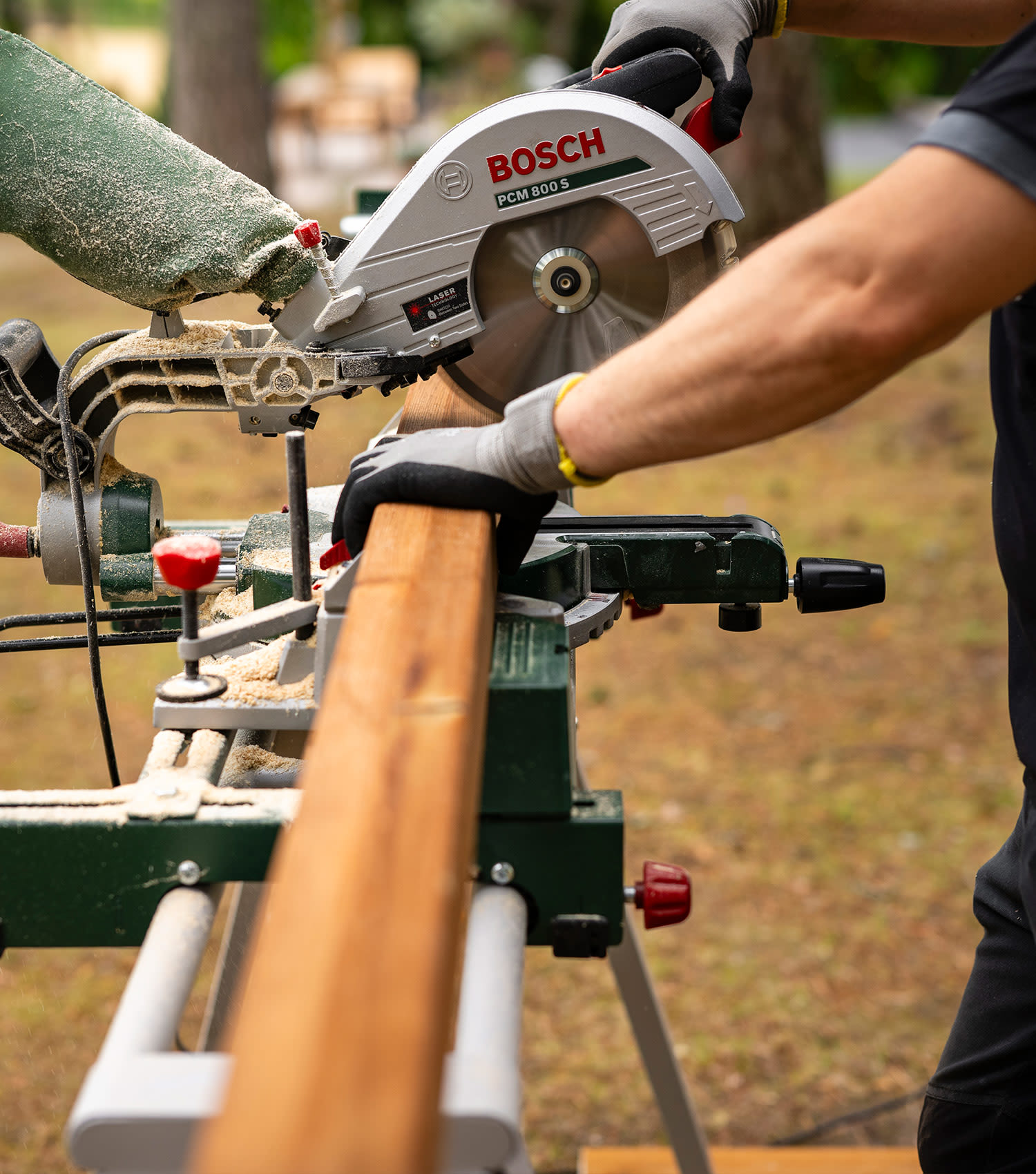 Aidan rakentaminen ja aidan puuosien sahaaminen.