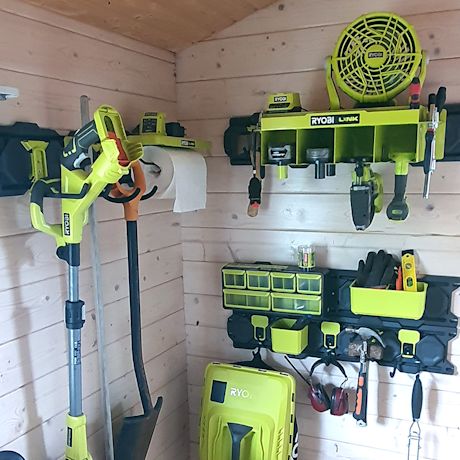 Testaajalla kokeilussa Ryobin muunneltava säilytysjärjestelmä seinälle, jossa kiinni erilaisia koukkuja ja lokerikkoja. Ryobi-tuotteita myy K-Rauta.