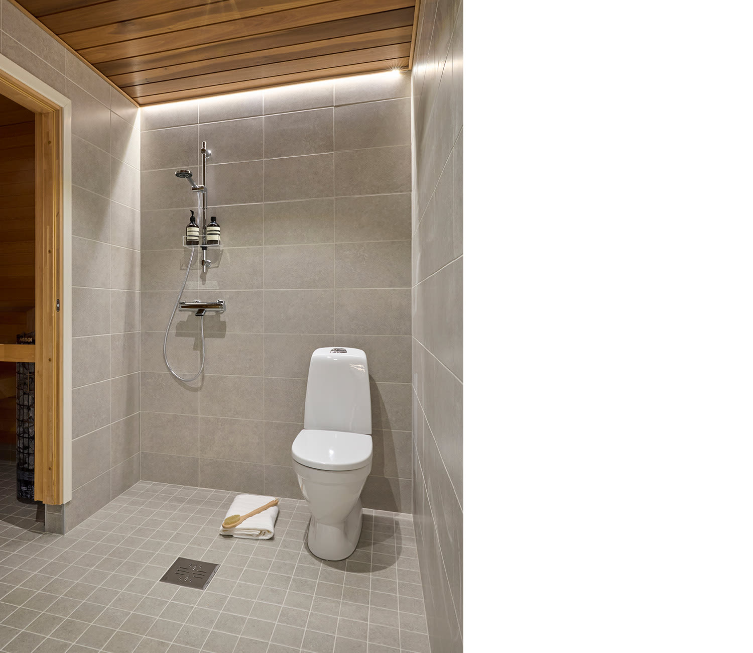 dekostudio-referenssi-talotehtaan-showroom-vantaa-kylpyhuone-harmaa-laatta-krauta-ak