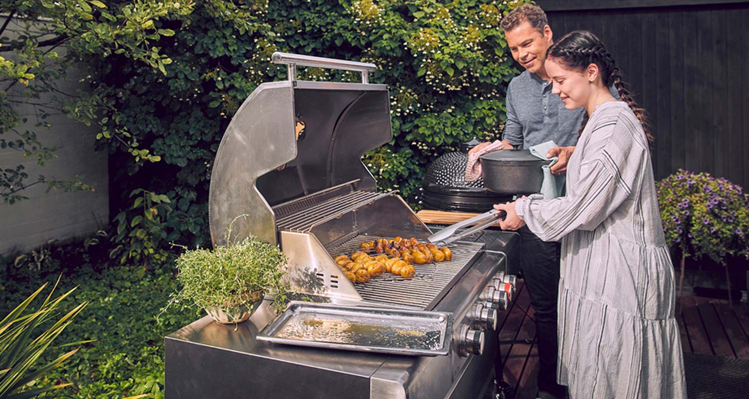 Cello Ready 4i -kaasugrilli ja kokkailijat grillin äärellä