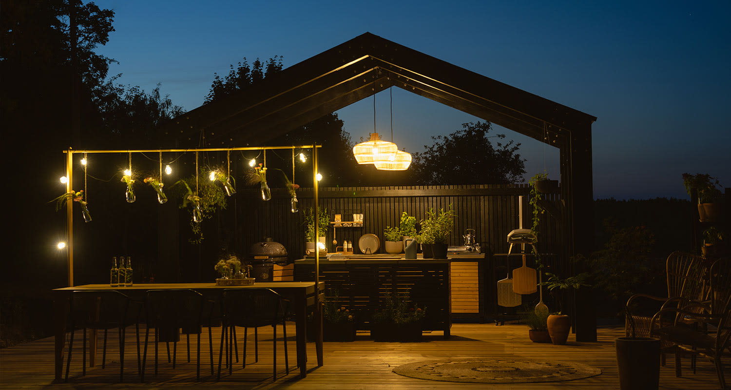 Moderni kesäkeittiö iltahämärässä