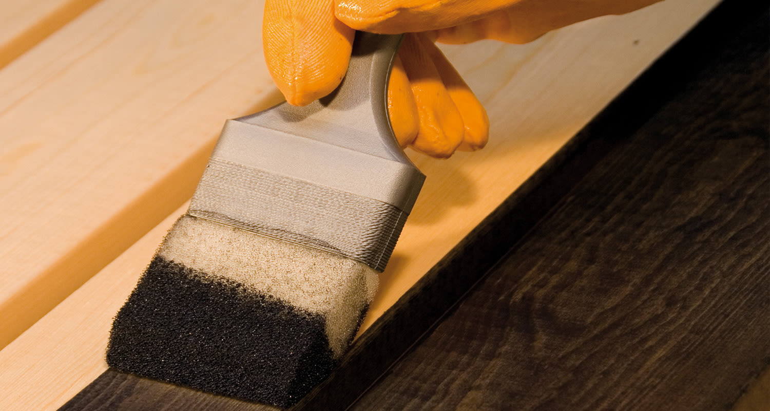 Saunan lauteiden käsittely onnistuu saunavahalla tai parafiiniöljyllä. Kuvassa Supi Saunavaa sivellään lauteisiin.