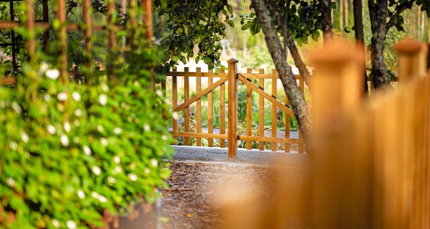 Aidan rakentaminen: Valmis aita kasvimaan ympärillä.