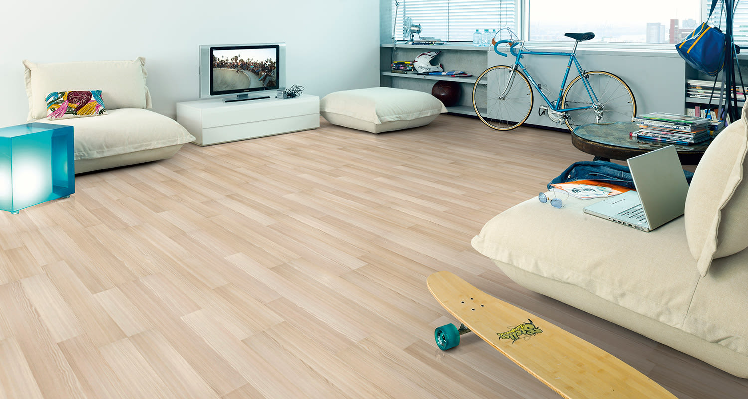 vaalea laminaattilattia nuoren asunnossa