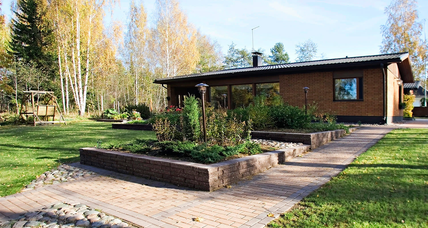 Matala tiilitalo ja siihen sopivat ulko-ovet. Ovet ovat K-Raudan valikoimasta.