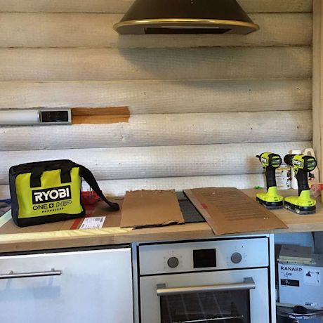 Ryobin akkukonesarja kuluttajan testissä mökin keittiöremontissa, tuote myynnissä K-Raudassa