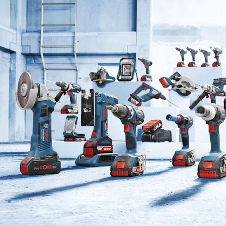 Useita sinisiä ja punaisia Boschin 18 V langattomia porakoneita ja sahoja sinisellä pinnalla