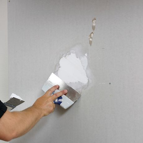 Maalari työstää seinää Cason tuotteilla