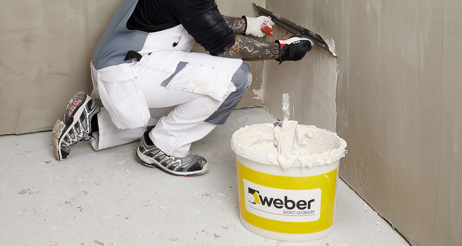 Weber käsikipsilaastin levitys käynnissä