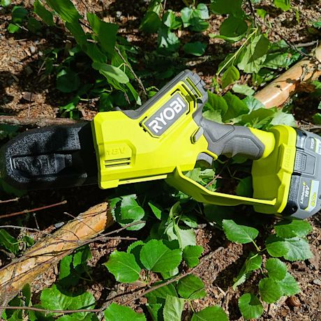 Testissä Ryobin akkukäyttöinen oksasaha.