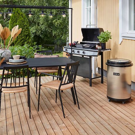 Cello-grilli terassilla, jossa musta kalustesarja