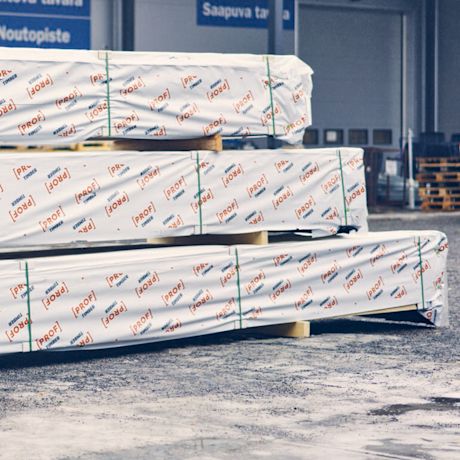 PROF Timber -tuotepakkauksia K-Raudan pihamaalla