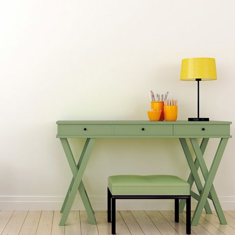 Kuva vihreäksi kalkkimaalatusta työpöydästä.