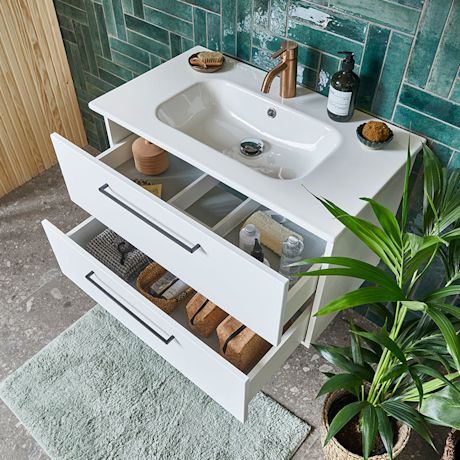 Valkoinen kylpyhuonekaluste raikkaassa kylpyhuoneessa, myynnissä K-Raudassa