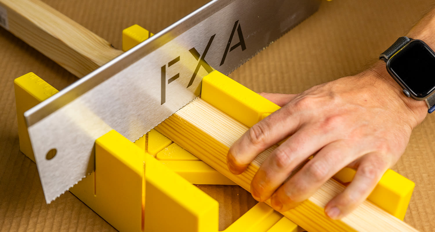 Tee itse kasvatuslaatikko parvekkeelle: Kuvassa kasvatuslaatikon osio sahataan