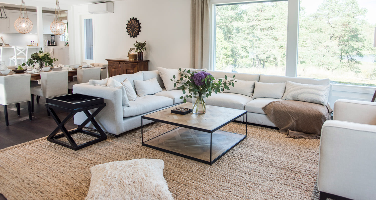 K-Rauta oli mukana remontoimassa Jere ja Jaana Lehtisen kesämökkiä Huvila & Huussi -ohjelmassa. Kuvassa uusittu olohuone.