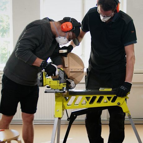 Ensikertalainen käyttää pistosahaa