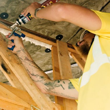 Talo terveeksi -sarjassa tehdään tuulenohjaimen asennus sekä katon tuuletuksen parannus.