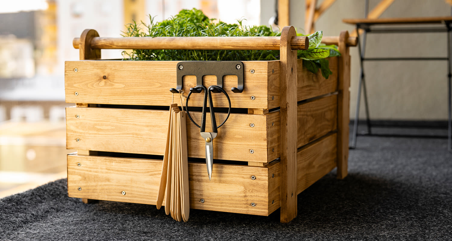 Tee itse kasvatuslaatikko parvekkeelle: Kuvassa valmis kasvatuslaatikko