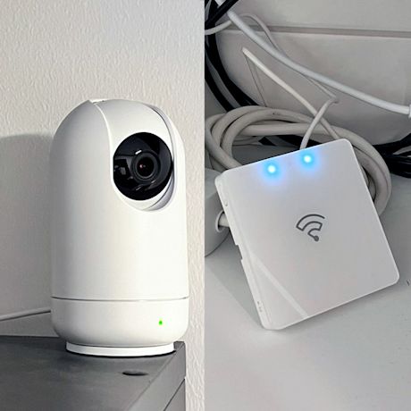 Kuvassa sisäkäyttöön tarkoitettu valvontakamera Wiserilta sekä Wiser-keskusyksikkö. Tuotteet löytyvät K-Raudan valikoimista.