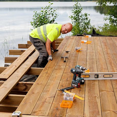 Työmies tekee terassia