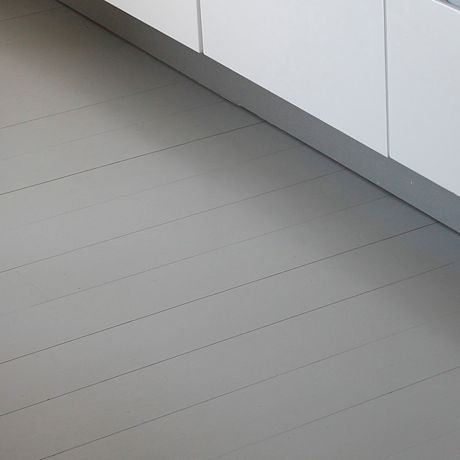 Harmaaksi maalattu puulattia