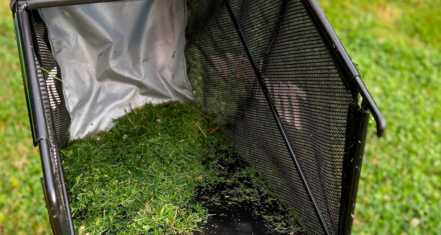Akkuruohonleikkuri Makita DLM462Z -mallin keräävä säiliö, jossa leikattua ruohoa
