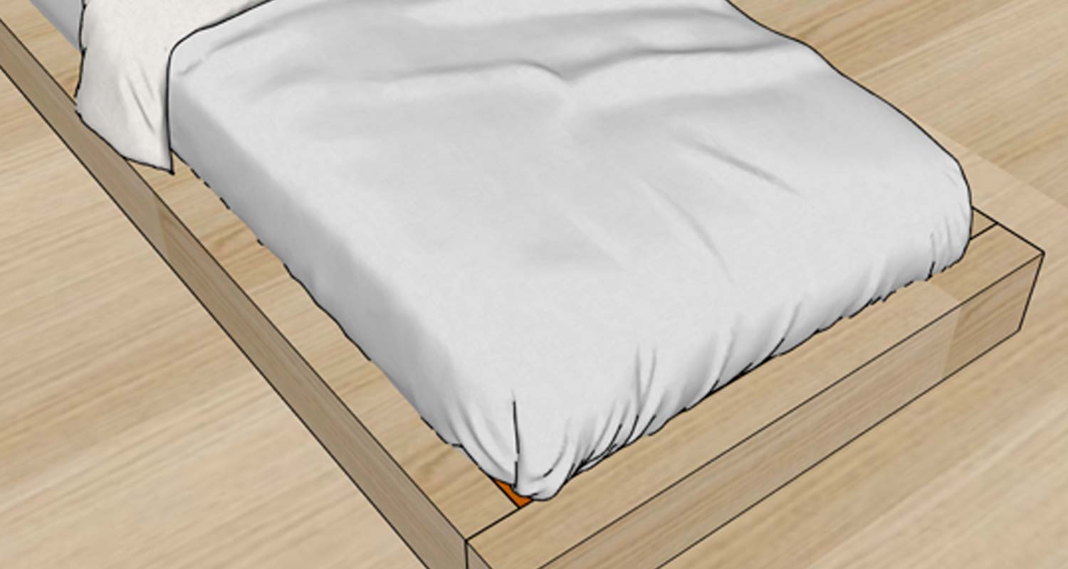 Matala vaaleapuisella alustalla oleva sänky valkoisella peitolla ja vaalealla lattialla.