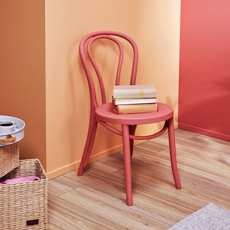 Seinät maalattu kahdella eri värillä: Tikkurilan sisämaalisävyt K419 ja J404.