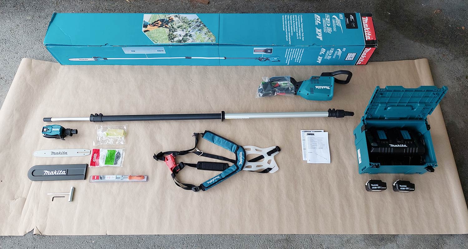 Ammattilaisen tuotetestin pakkaus, jossa Makitan akkuketjusaha akkupaketin kera. Osat esitteltynä.