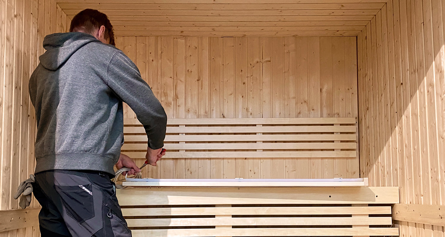 Mies tekemässä saunaremonttia.