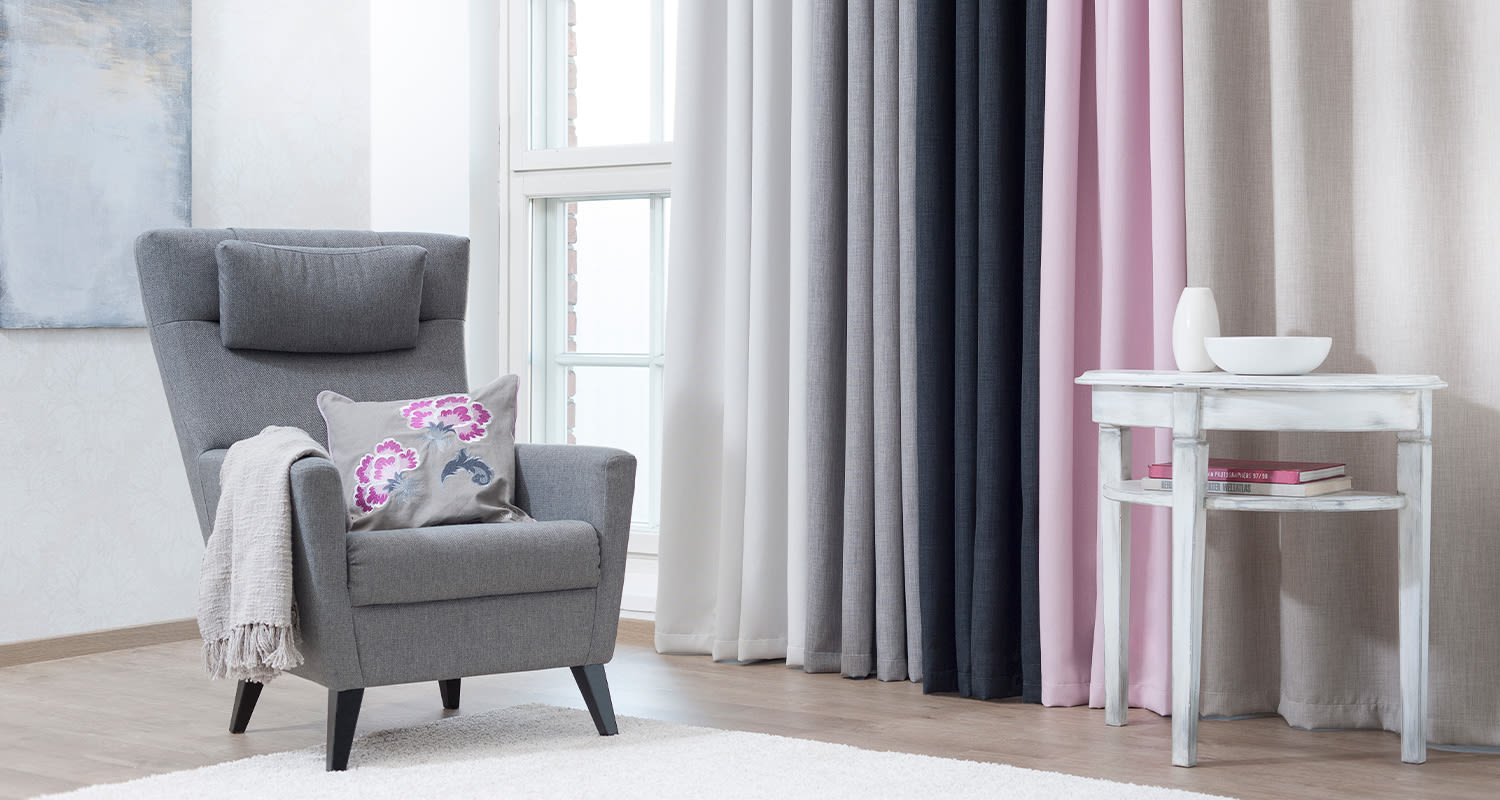 Pimennysverho helpottaa nukahtamista. Kuvassa pimennysverho Cello Linoso 140x240cm tummanharmaa. Kuvan pimennysverhot löydät K-Raudasta.