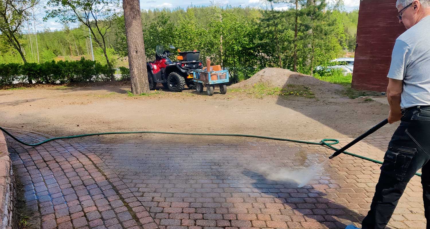 Pihakivetysten pesu menossa painepesuri Nilfisk Premium 200-15 -mallilla.