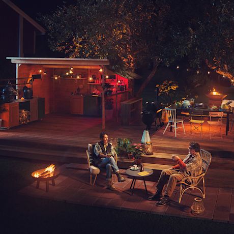 Tunnelmallinen kesäkeittiö näyttävällä terassilla tulisijan ja ruokailuryhmän kera. Tarvikkeet tekoon löydät K-Raudasta.