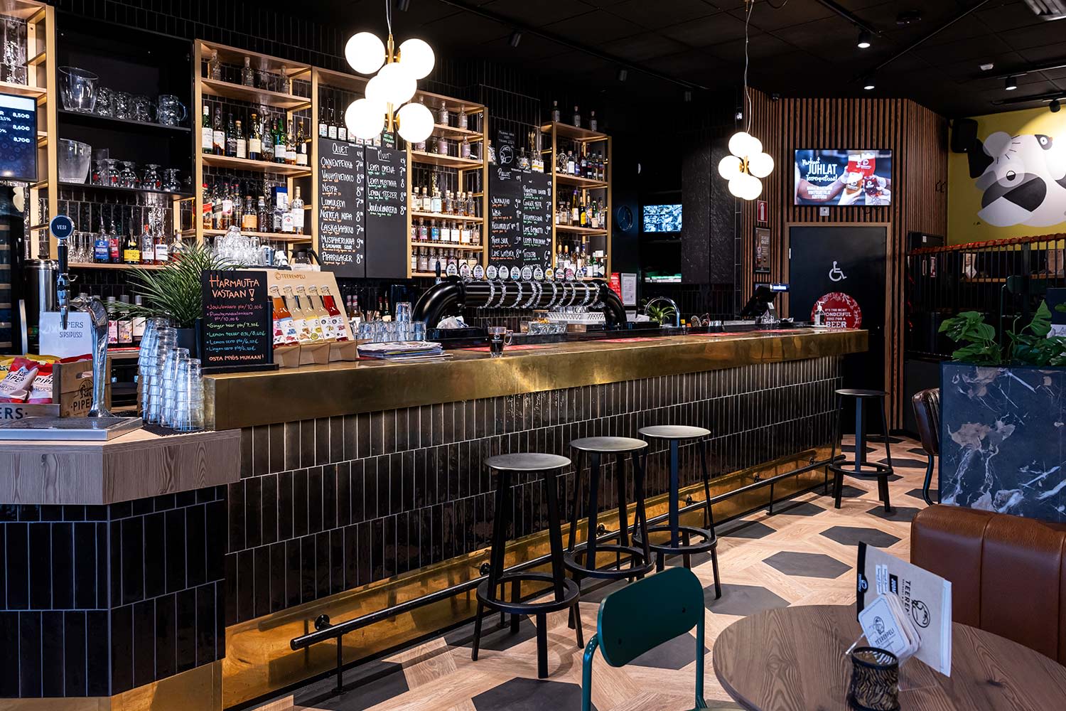 dekostudio-referenssikohde-teerenpeli-kuopio-krauta-ak-ylakerran-baaritiski2