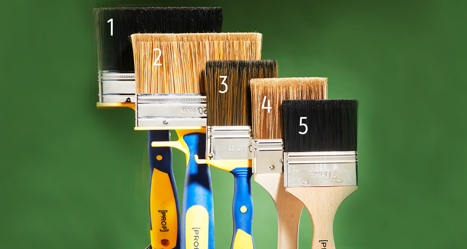 Vihreällä taustalla rivissä 5 pensseliä sinikeltaisilla kahvoilla ja mustabeige karvoilla